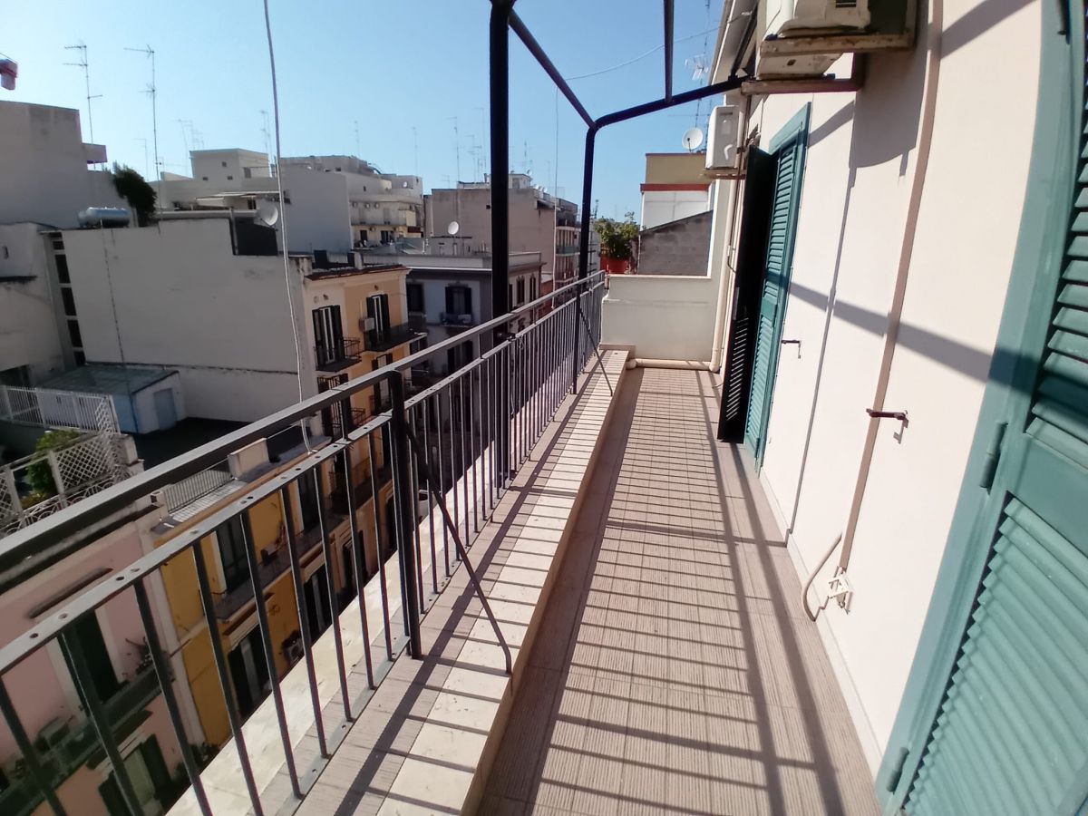 Appartamento di  4 vani /110 mq  a Bari - Murat (zona CENTRO)