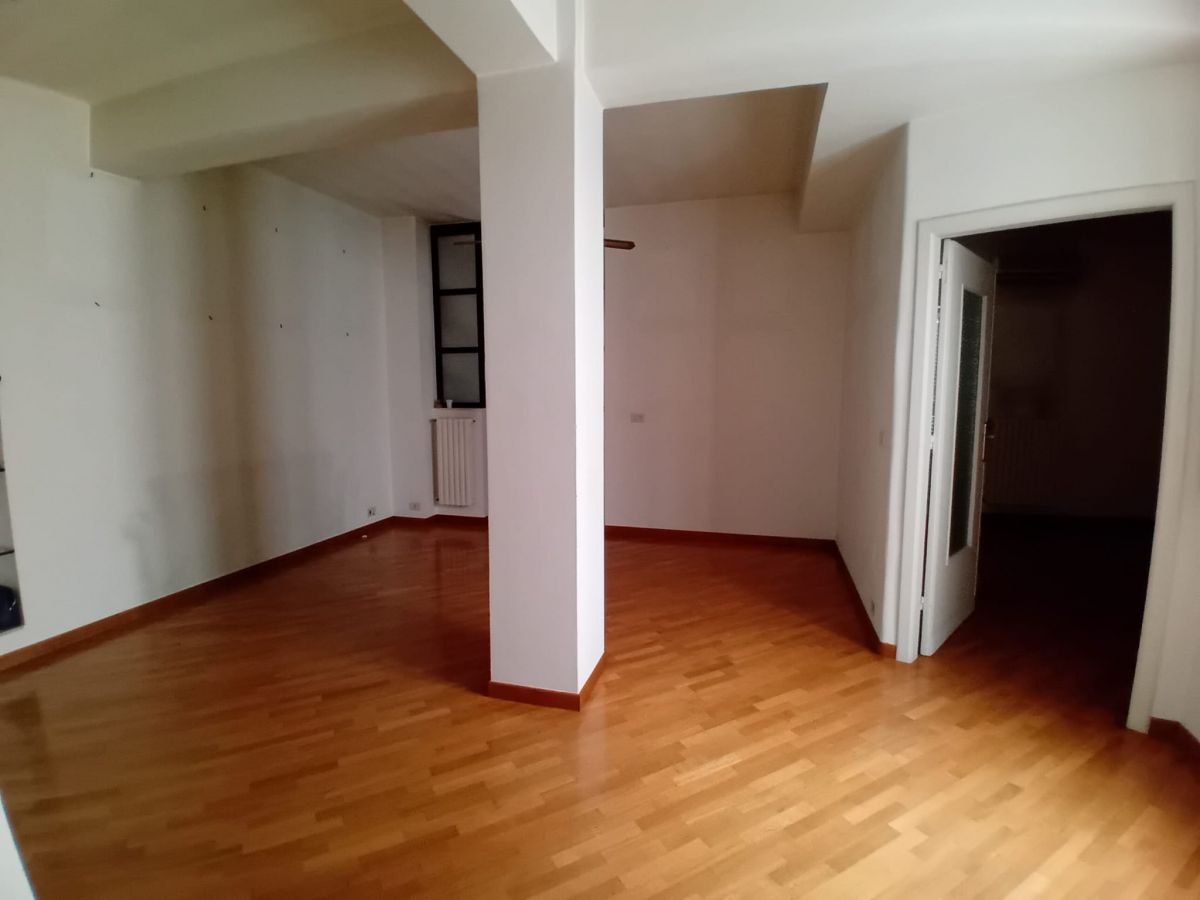 Appartamento di  4 vani /110 mq  a Bari - Murat (zona CENTRO)