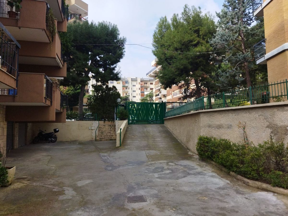 Magazzino di  1 vani /100 mq  a Bari - Poggiofranco (zona Poggiofranco)