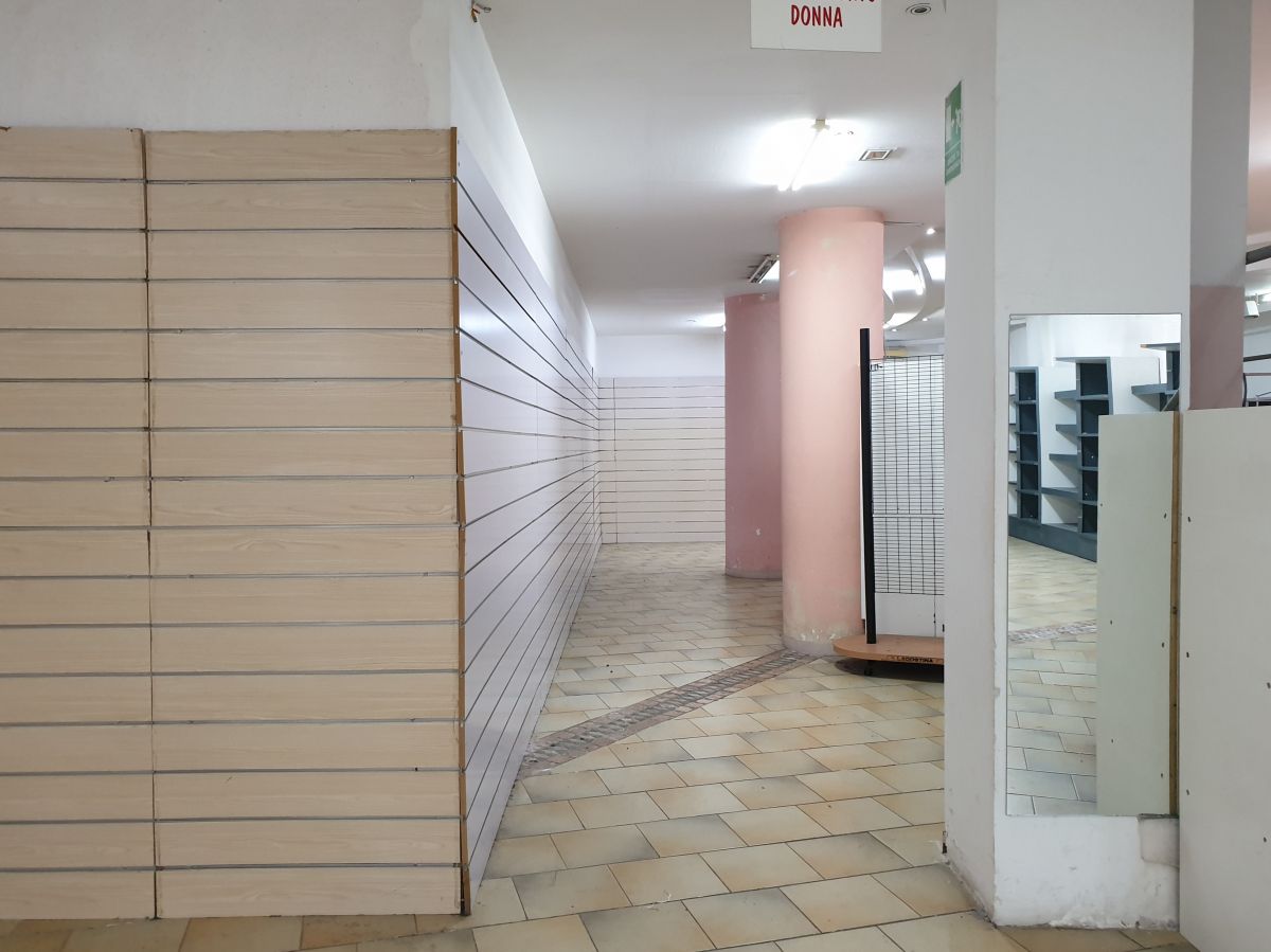 Locale commerciale 480 mq a Bari - Picone (zona vicinanze Stazione Centrale)