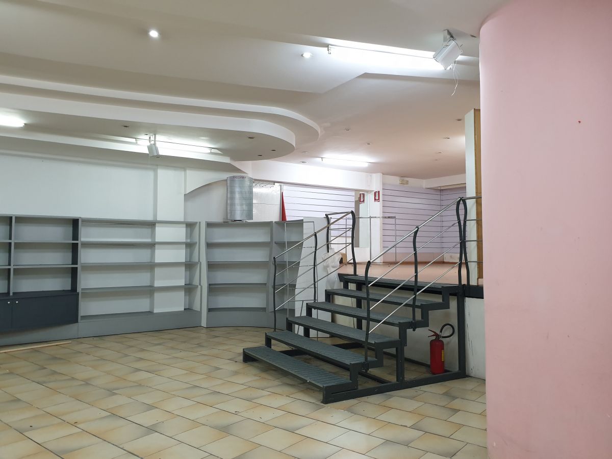 Locale commerciale 480 mq a Bari - Picone (zona vicinanze Stazione Centrale)