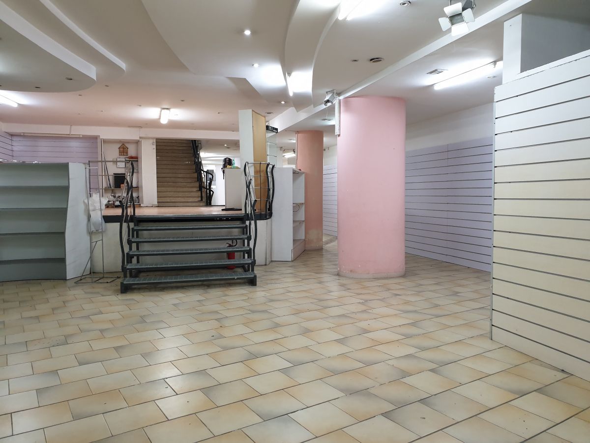 Locale commerciale 480 mq a Bari - Picone (zona vicinanze Stazione Centrale)