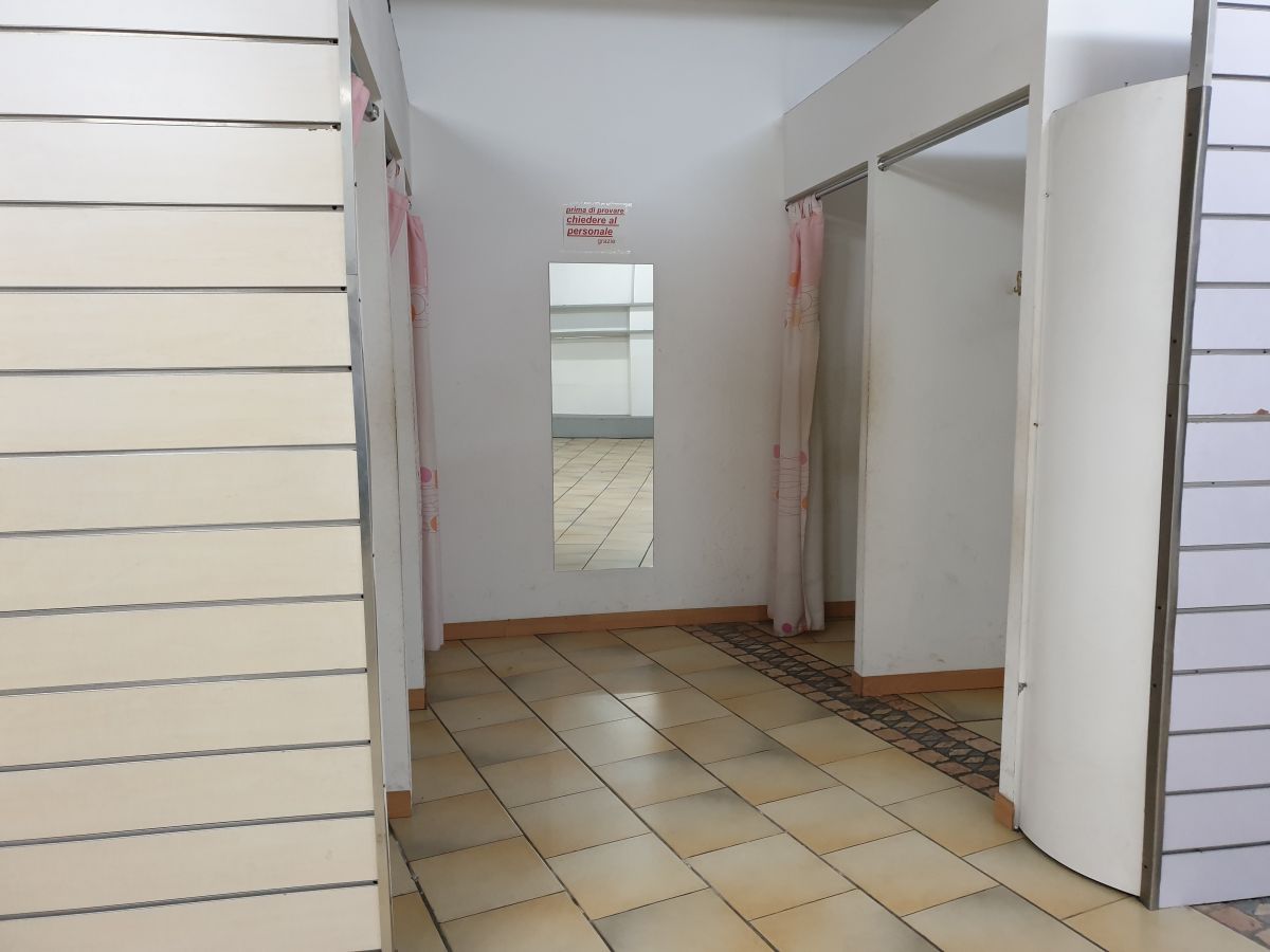 Locale commerciale 480 mq a Bari - Picone (zona vicinanze Stazione Centrale)