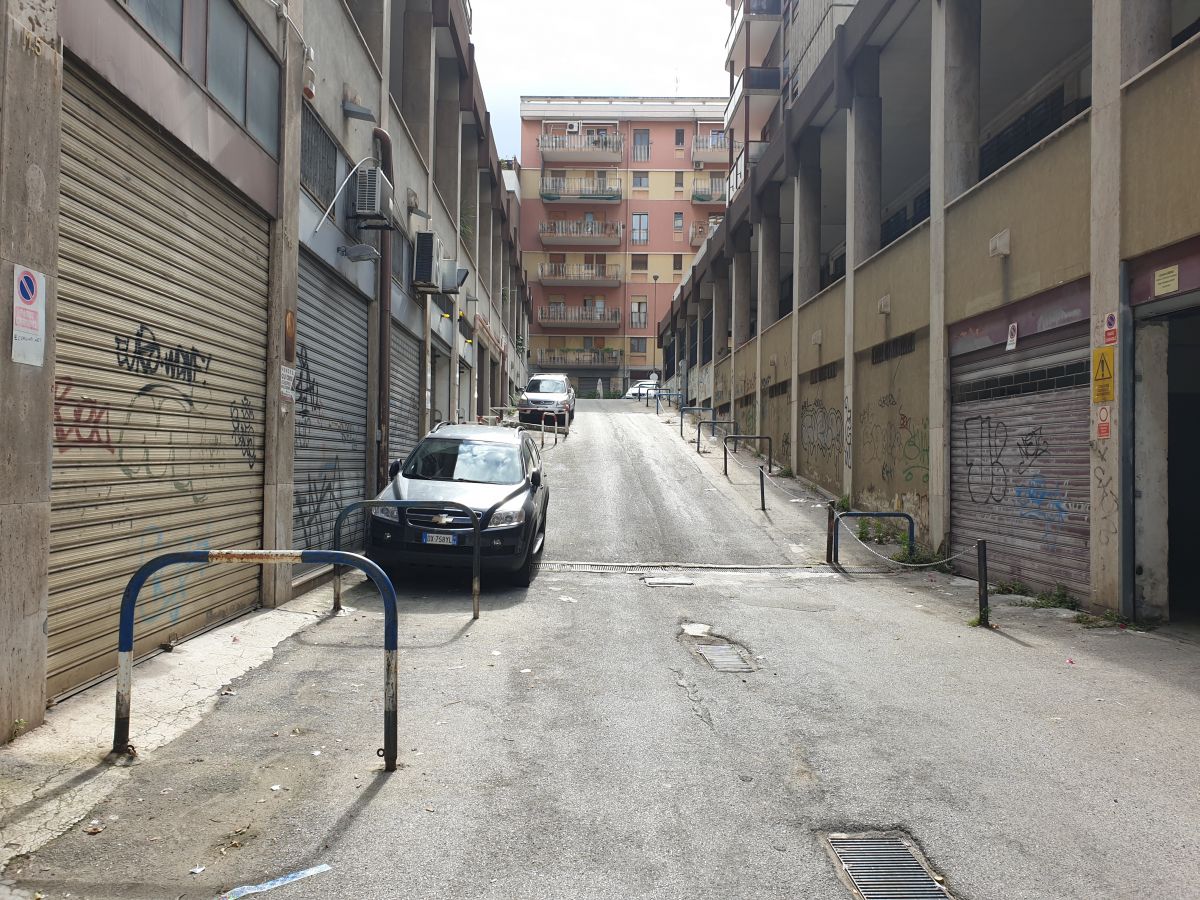 Locale commerciale 480 mq a Bari - Picone (zona vicinanze Stazione Centrale)