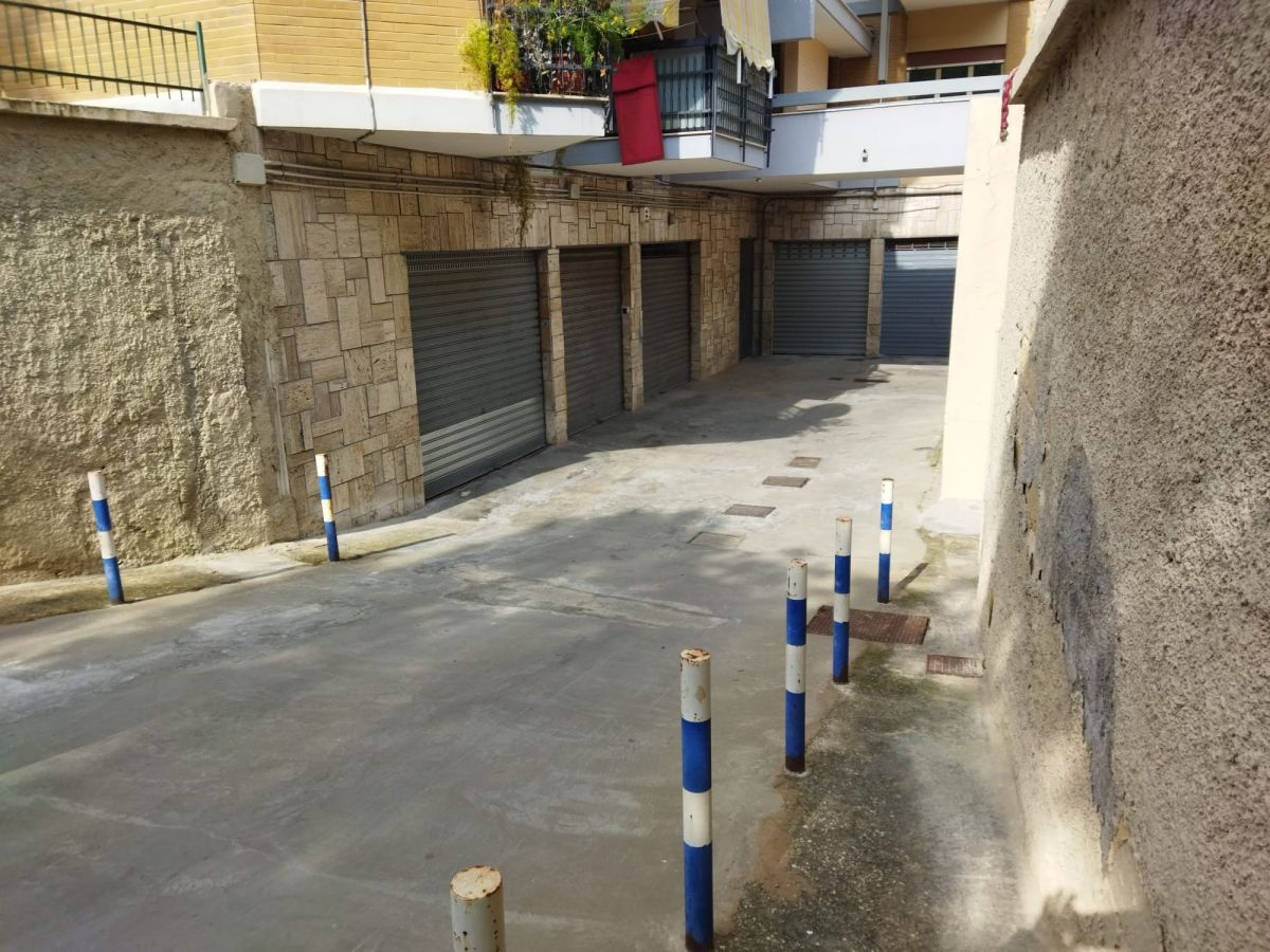 Magazzino di  1 vani /100 mq  a Bari - Poggiofranco (zona Poggiofranco)