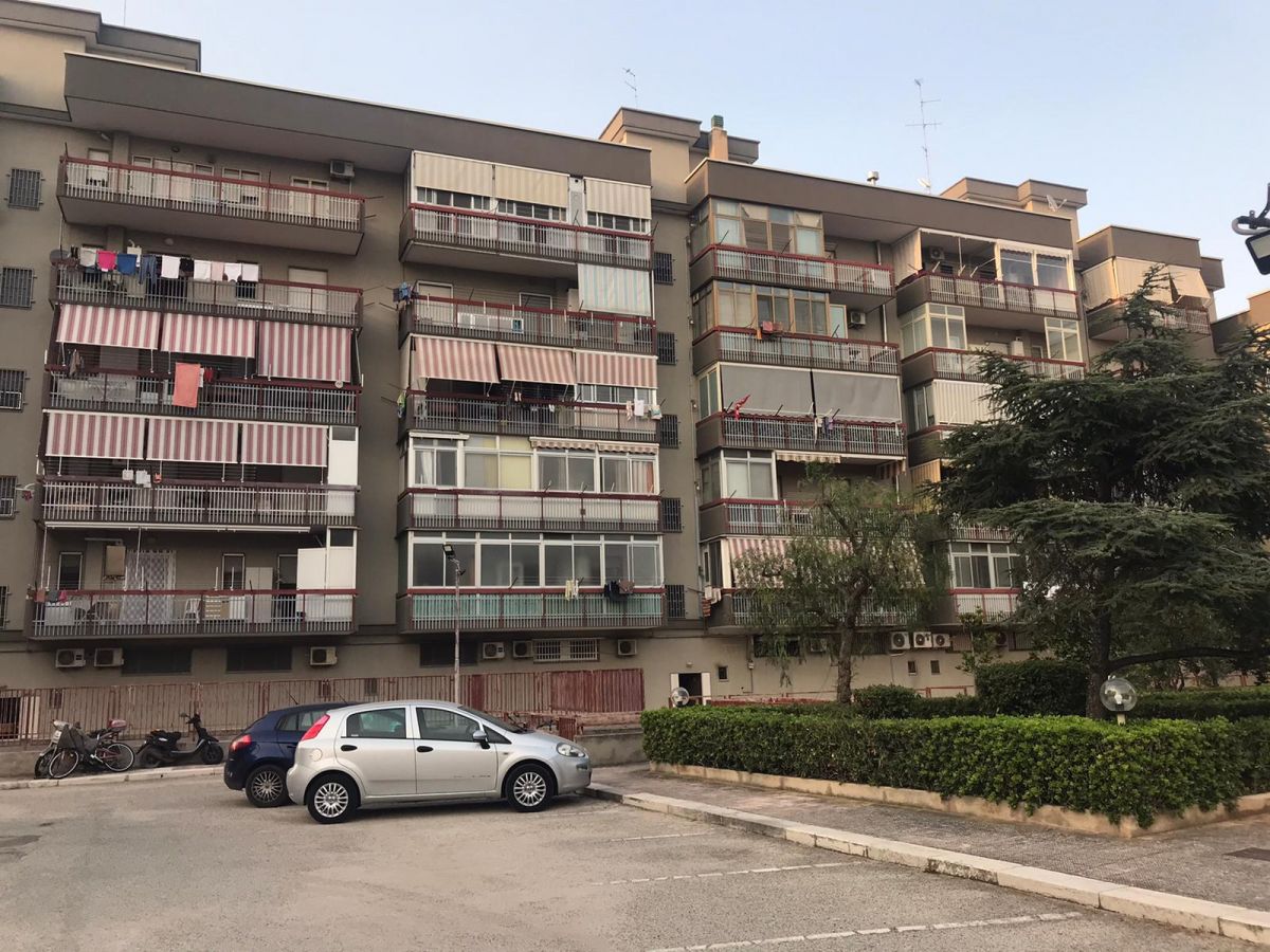 Appartamento di  2 vani /61 mq  a Bari - Japigia (zona Via delle forze armate )