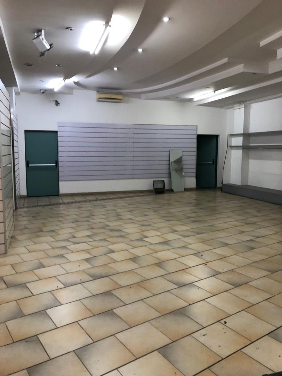 Locale commerciale 480 mq a Bari - Picone (zona vicinanze Stazione Centrale)