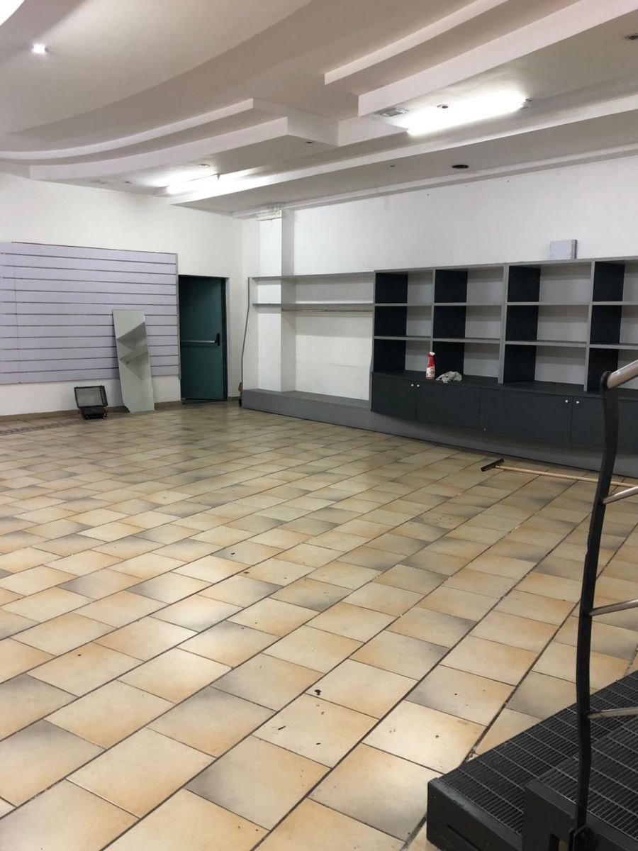 Locale commerciale 480 mq a Bari - Picone (zona vicinanze Stazione Centrale)