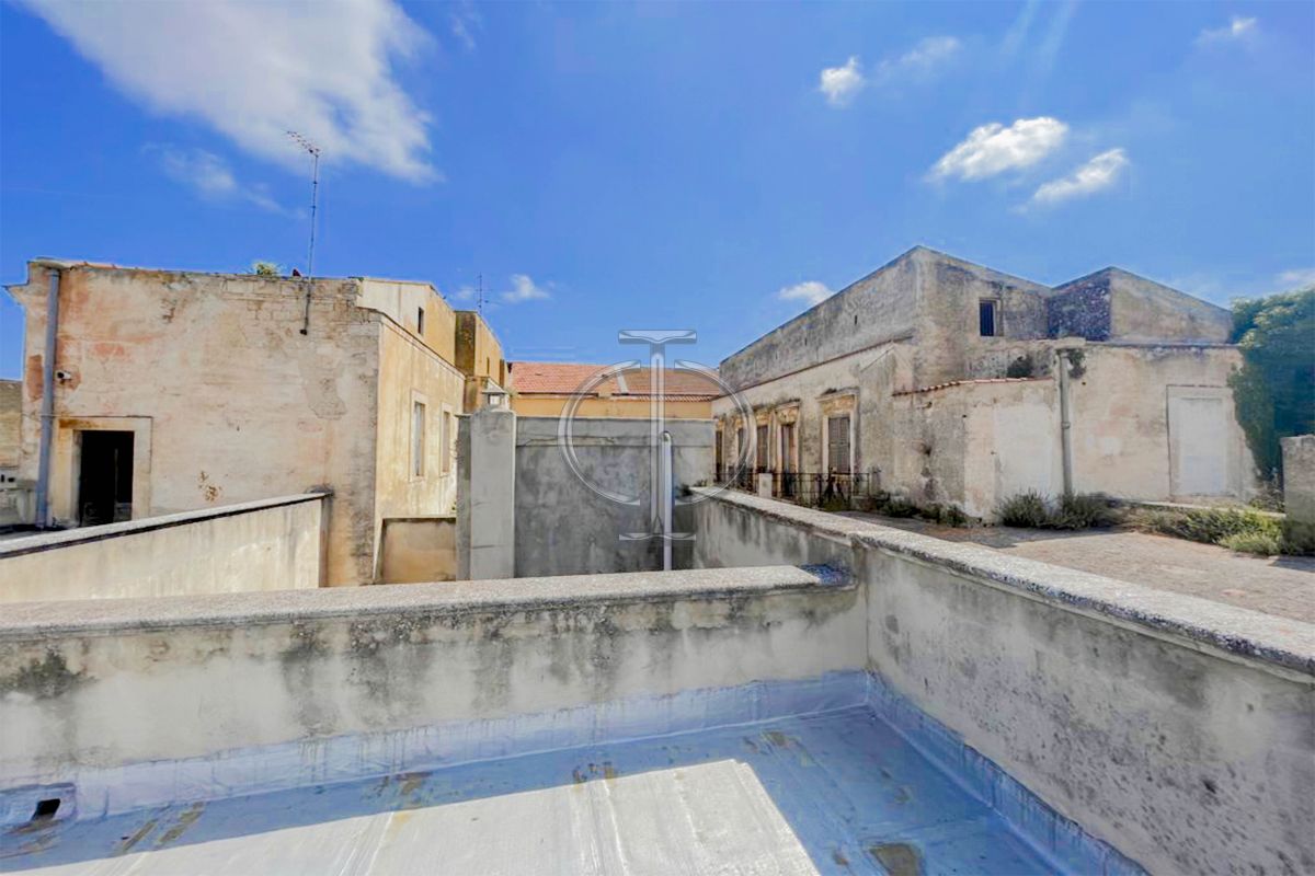 Palazzo / Stabile di  6 vani /521 mq  a Bitonto (zona Palombaio)