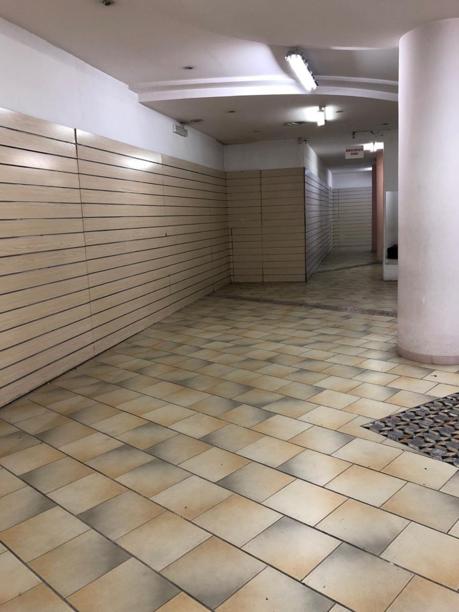 Locale commerciale 480 mq a Bari - Picone (zona vicinanze Stazione Centrale)