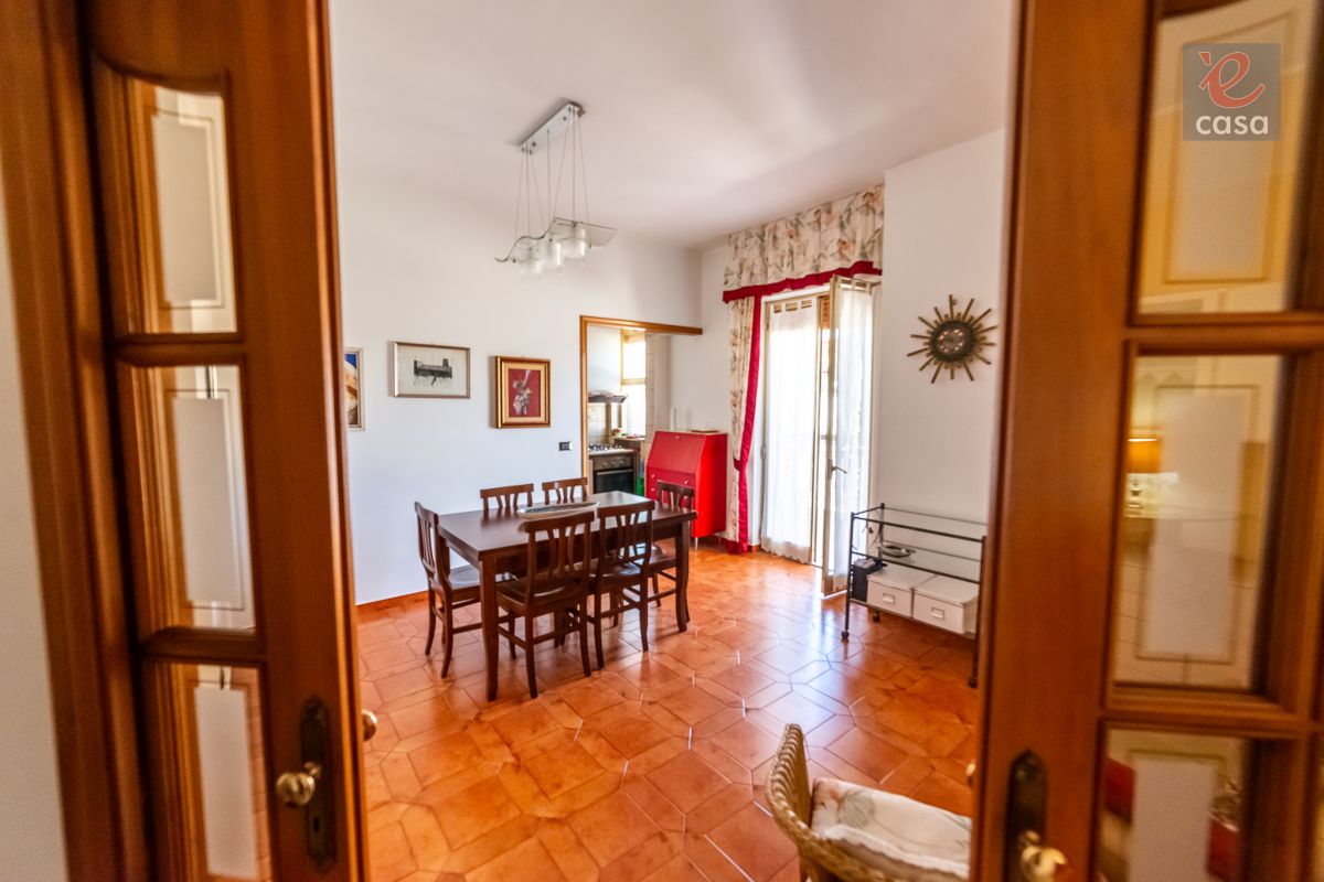 Casa indipendente di  5 vani /150 mq  a Noicattaro (zona zona villa)