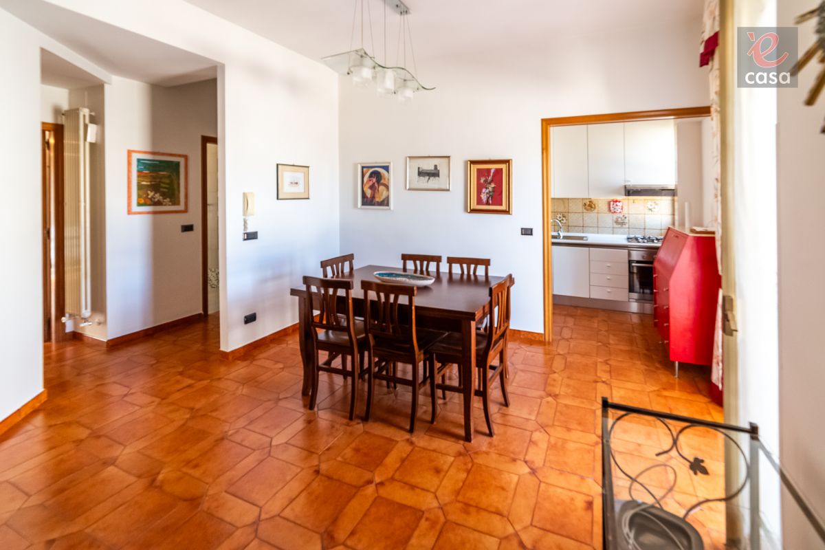 Casa indipendente di  5 vani /150 mq  a Noicattaro (zona zona villa)