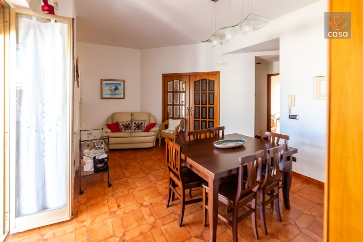 Casa indipendente di  5 vani /150 mq  a Noicattaro (zona zona villa)