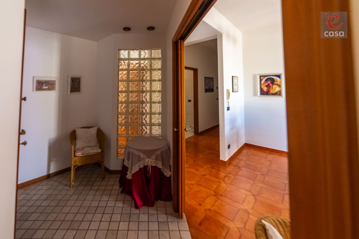 Casa indipendente di  5 vani /150 mq  a Noicattaro (zona zona villa)