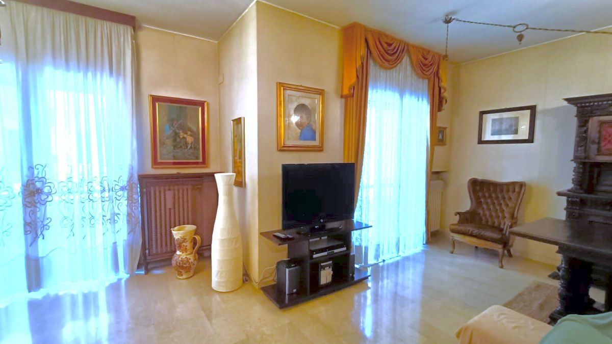 Appartamento di  6 vani /186 mq  a Bari - Poggiofranco (zona via martin luter king)