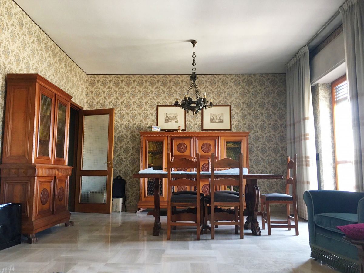 Appartamento di  5 vani /158 mq  a Bari - Picone (zona Stazione)