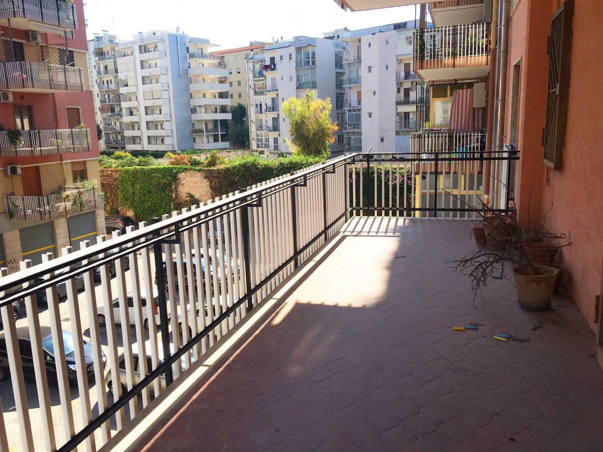 Appartamento di  5 vani /158 mq  a Bari - Picone (zona Stazione)