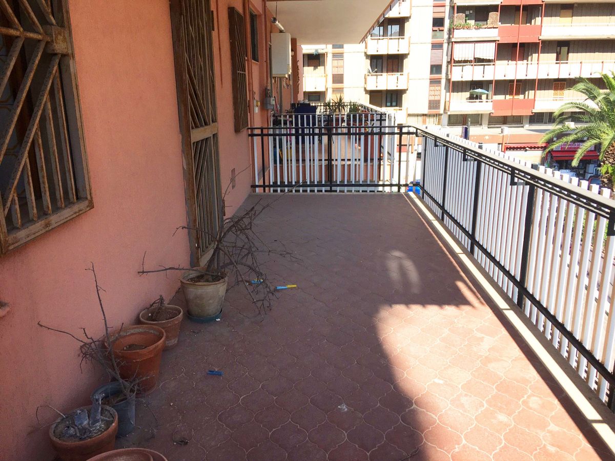 Appartamento di  5 vani /158 mq  a Bari - Picone (zona Stazione)