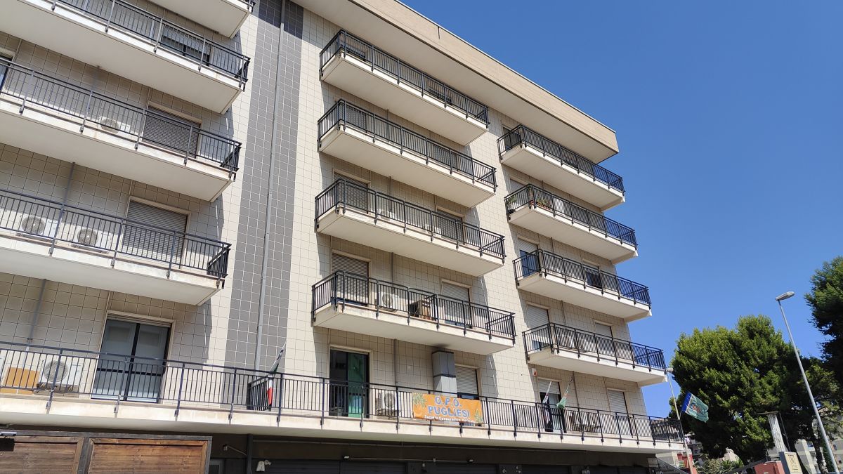 Ufficio di  4 vani /121 mq  a Bari - Carrassi (zona ex Ospedale Militare)