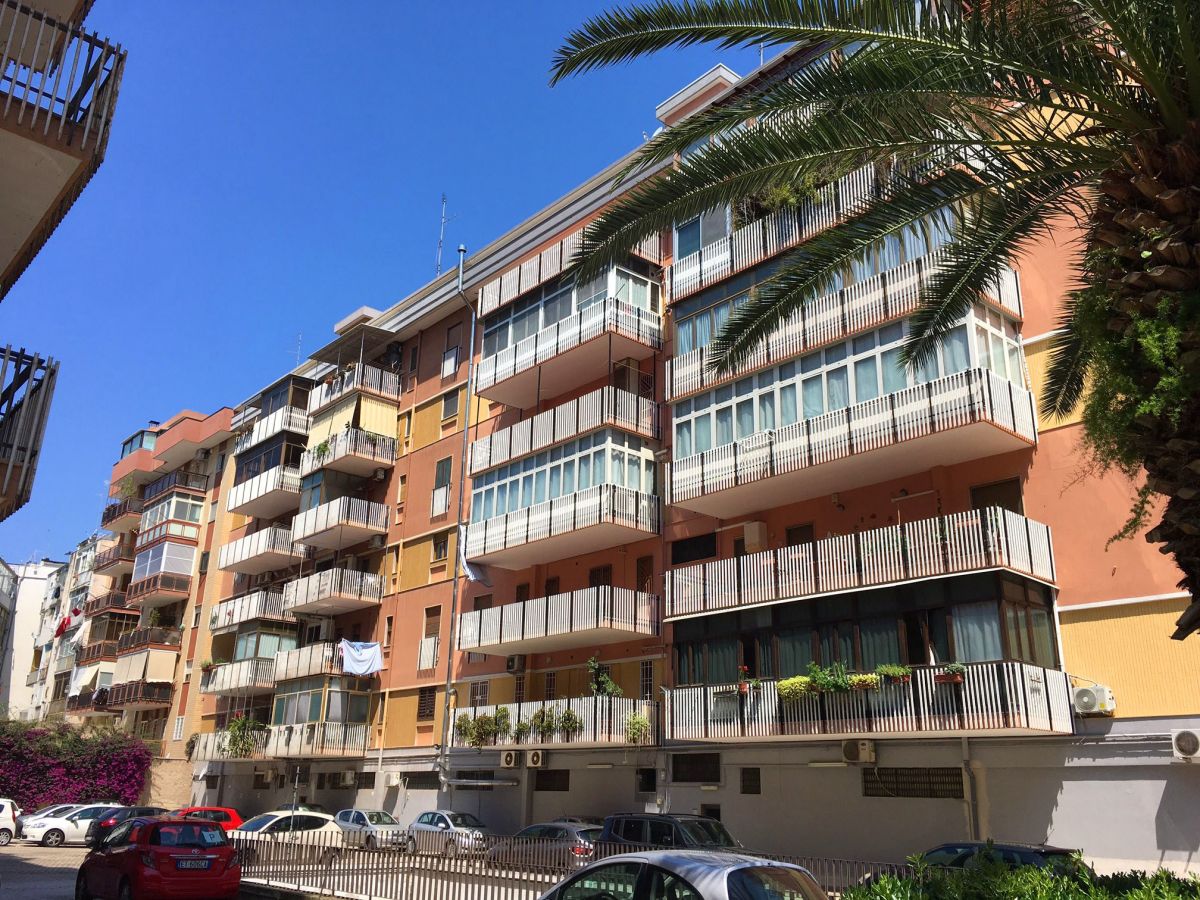 Appartamento di  5 vani /158 mq  a Bari - Picone (zona Stazione)