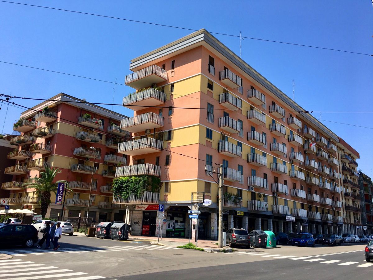 Appartamento di  5 vani /158 mq  a Bari - Picone (zona Stazione)