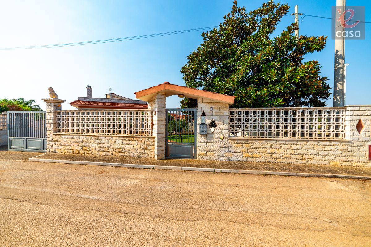 Villa (zona residenziale) di  6 vani /200 mq  a Conversano (zona Zona via polignano)