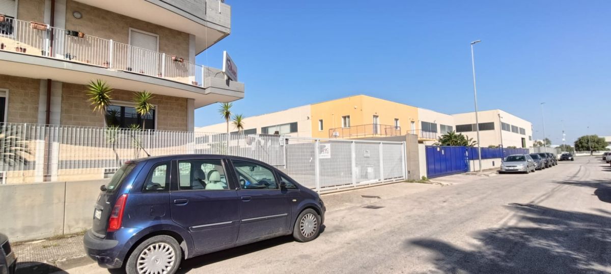 Capannone di  6 vani /860 mq  a Modugno (zona Zona Industriale)