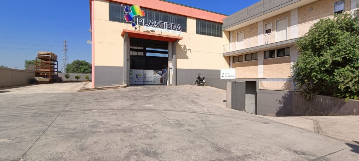 Capannone di  6 vani /860 mq  a Modugno (zona Zona Industriale)