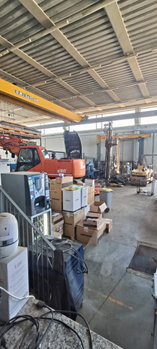 Capannone di  6 vani /860 mq  a Modugno (zona Zona Industriale)