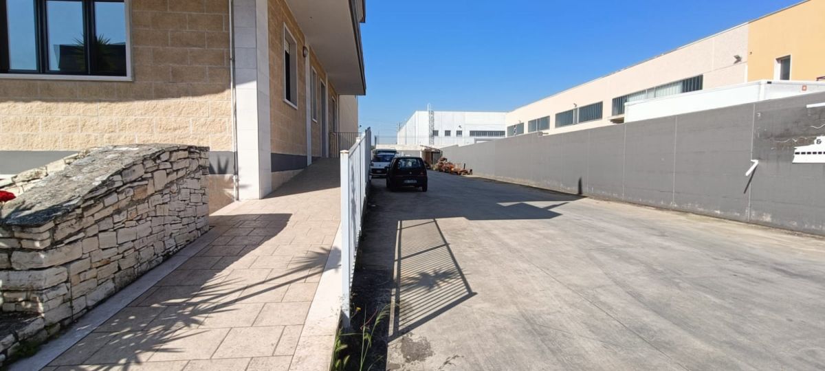 Capannone di  6 vani /860 mq  a Modugno (zona Zona Industriale)