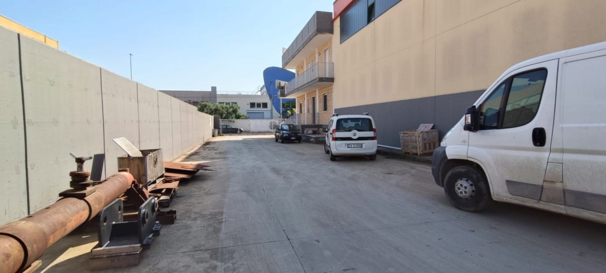 Capannone di  6 vani /860 mq  a Modugno (zona Zona Industriale)