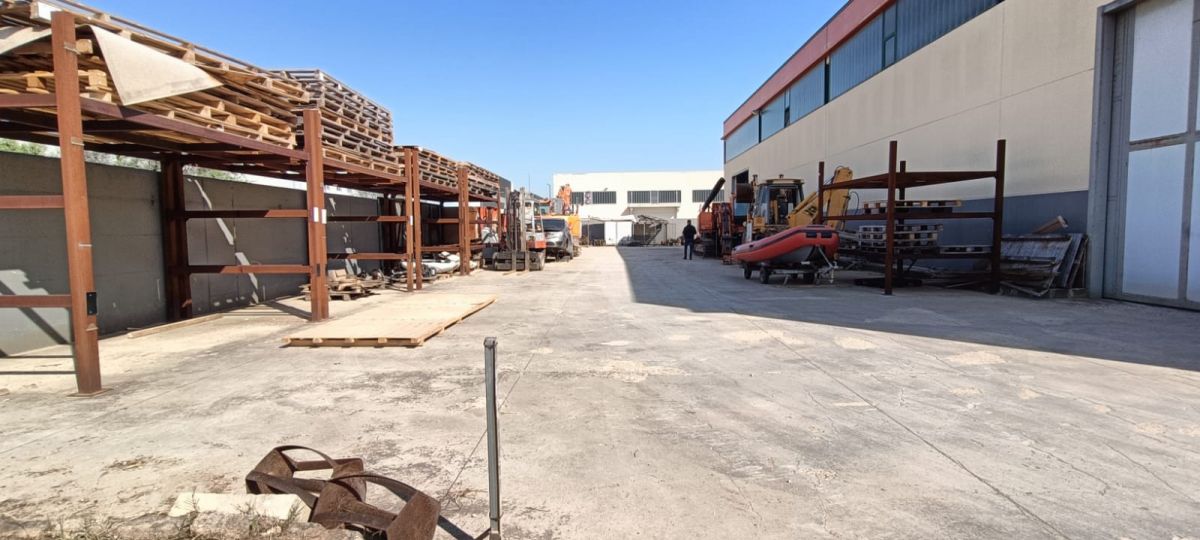 Capannone di  6 vani /860 mq  a Modugno (zona Zona Industriale)