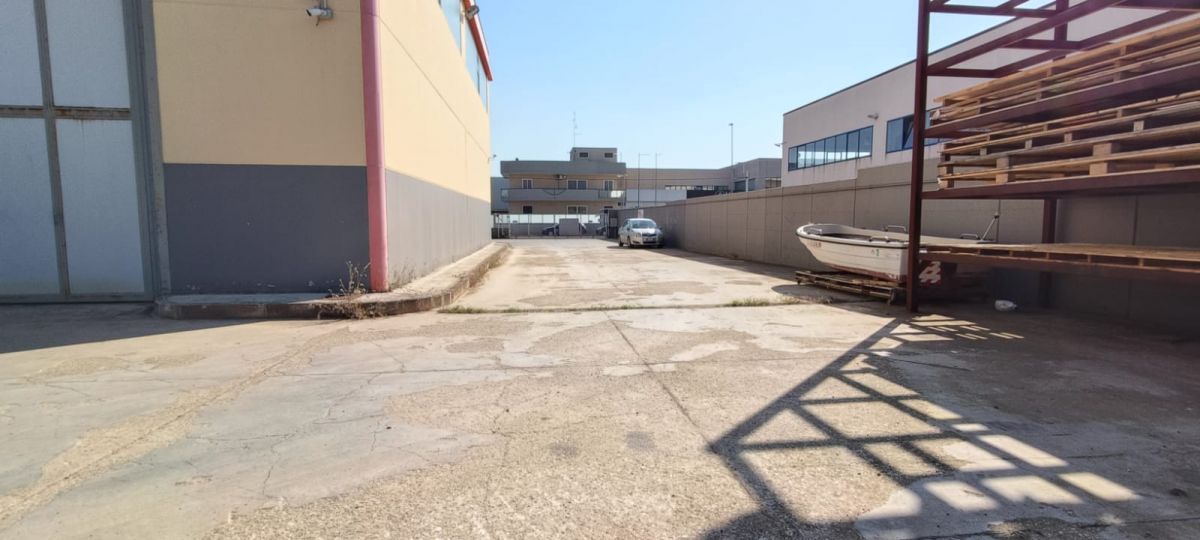 Capannone di  6 vani /860 mq  a Modugno (zona Zona Industriale)