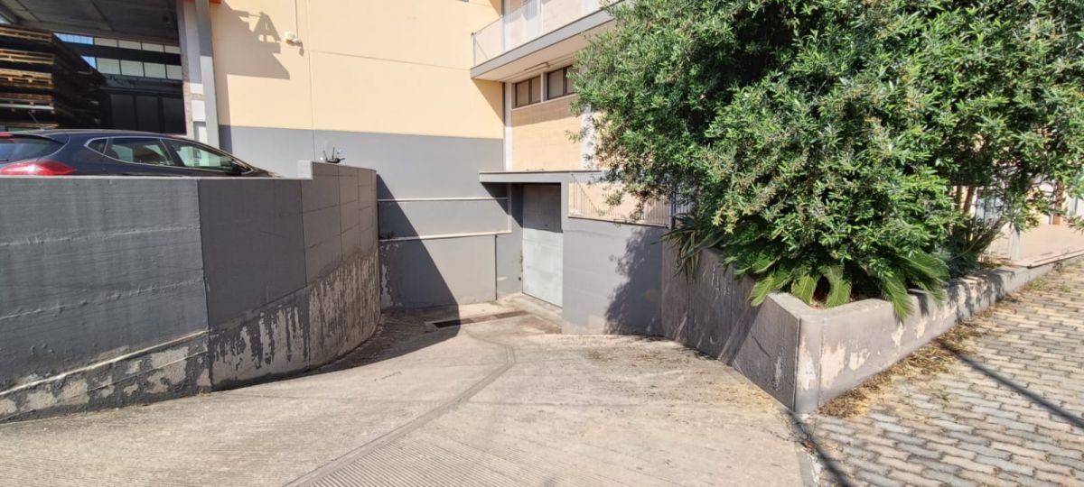 Capannone di  6 vani /860 mq  a Modugno (zona Zona Industriale)