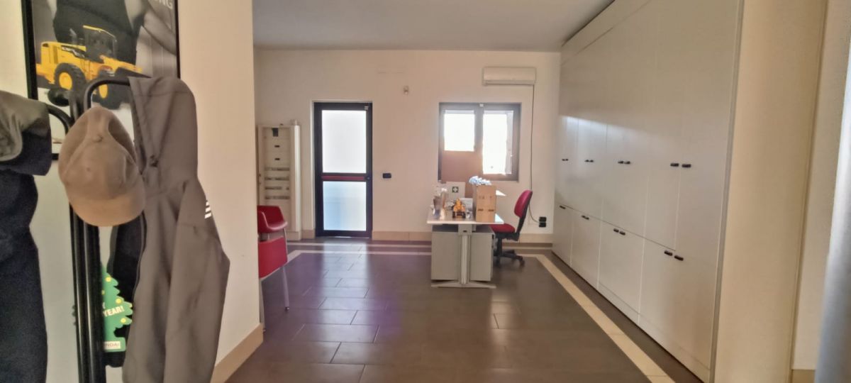 Capannone di  6 vani /860 mq  a Modugno (zona Zona Industriale)