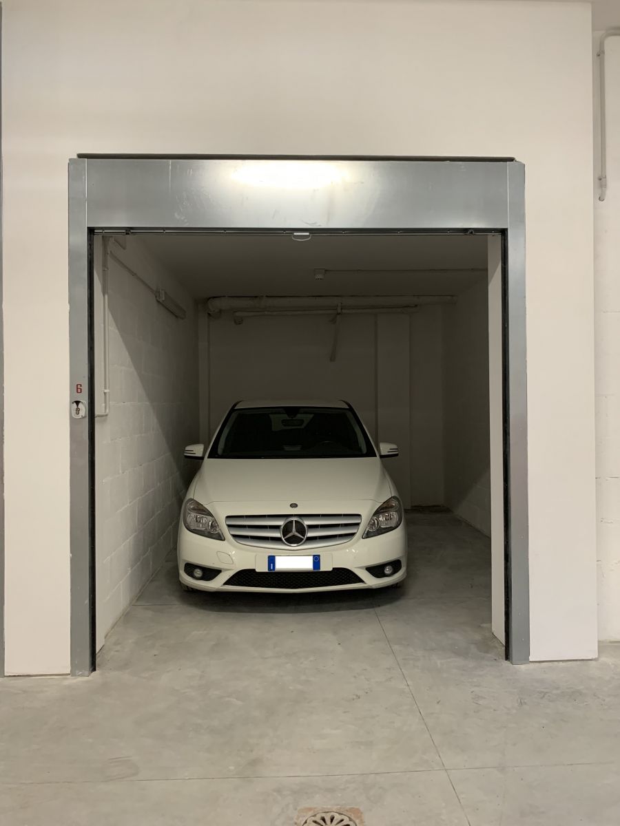 Box / Garage / Posto Auto di  1 vani /23 mq  a Bari - Poggiofranco (zona viale concilio vaticano)