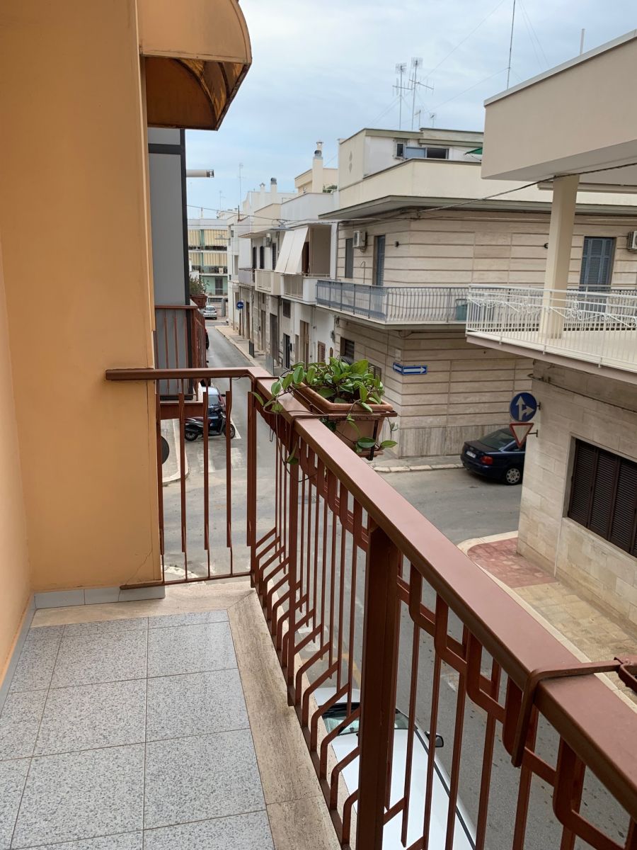 Appartamento di  3 vani /79 mq  a Noicattaro (zona Centro)