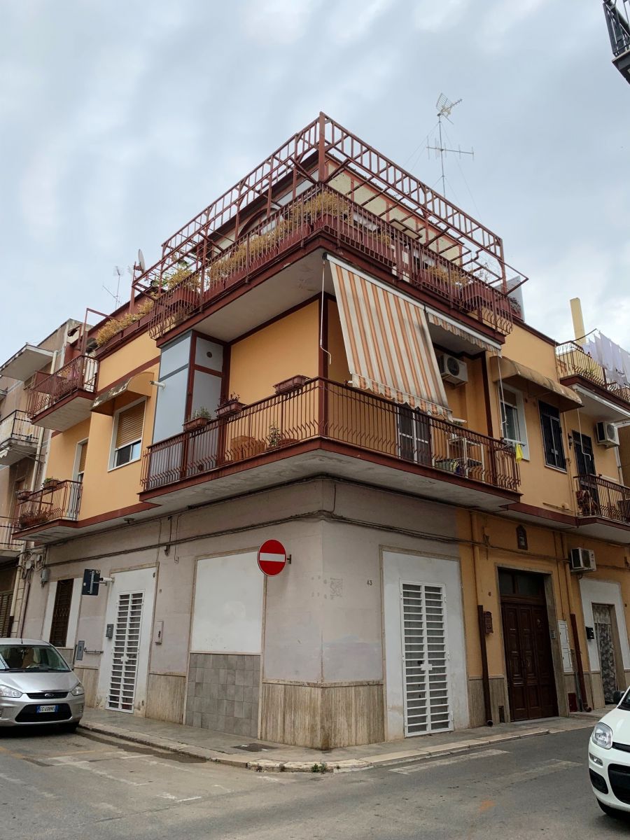 Appartamento di  3 vani /79 mq  a Noicattaro (zona Centro)