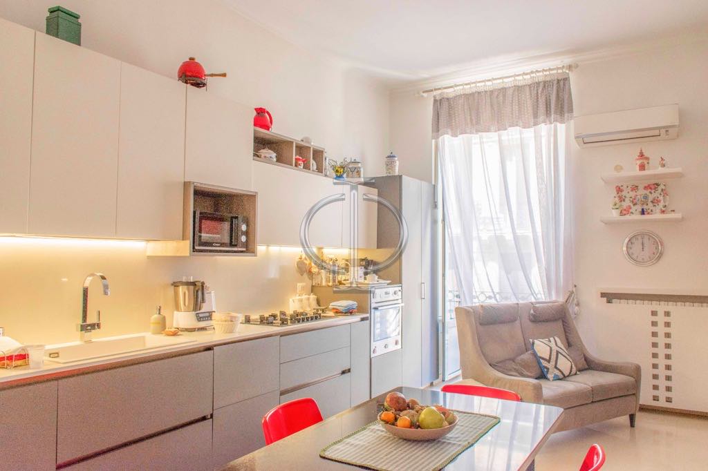 Appartamento di  5 vani /206 mq  a Bari - Murat (zona UMBERTINO)