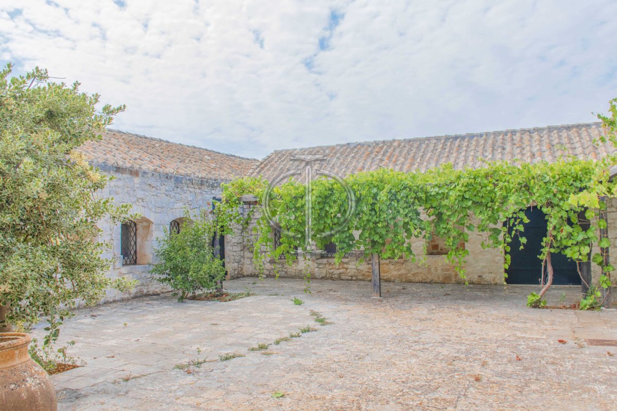 Rustico / Casale / Masseria di  6 vani /600 mq  a Conversano