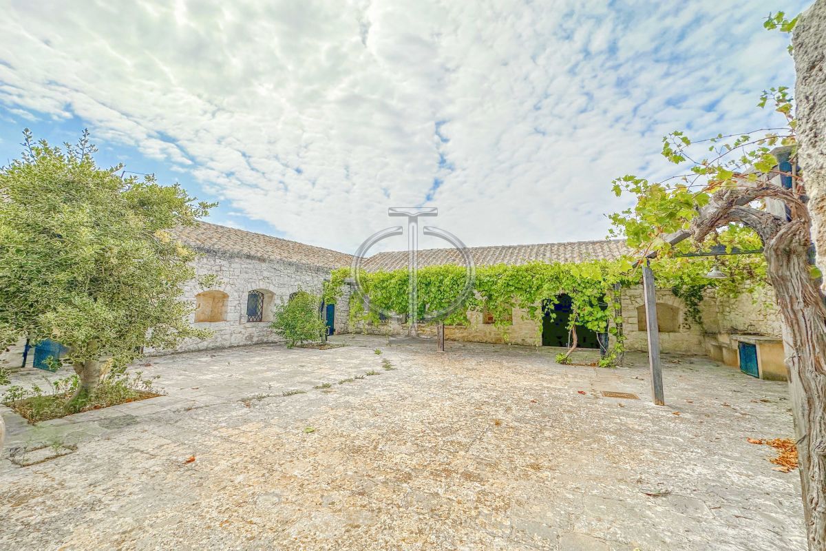 Rustico / Casale / Masseria di  6 vani /600 mq  a Conversano