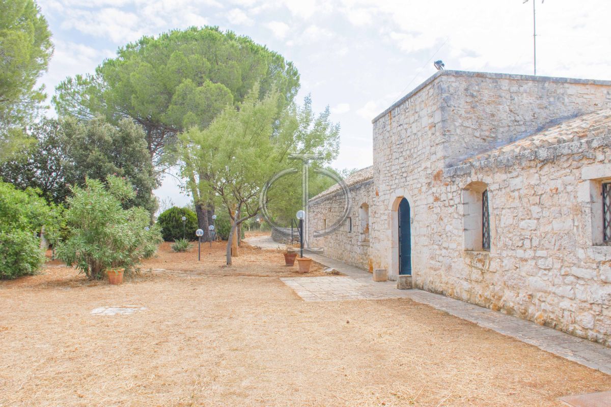 Rustico / Casale / Masseria di  6 vani /600 mq  a Conversano