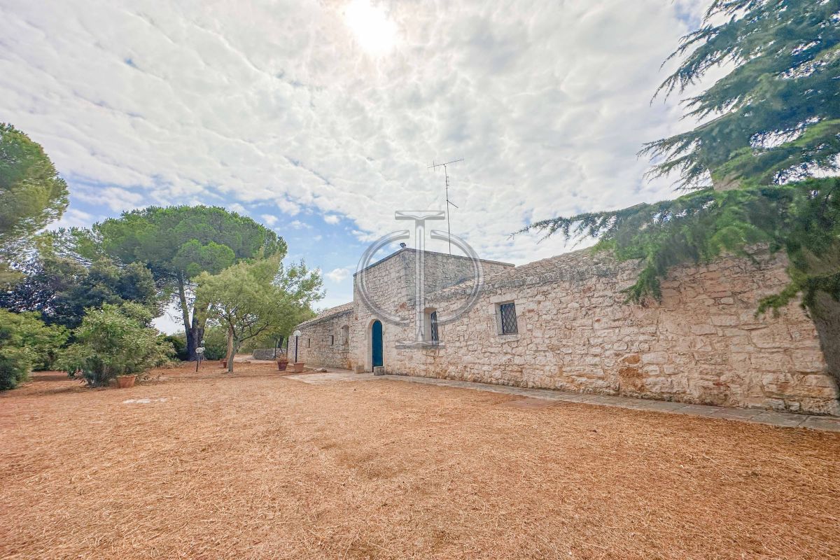 Rustico / Casale / Masseria di  6 vani /600 mq  a Conversano