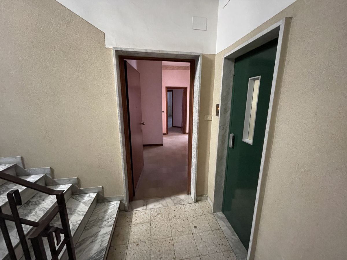 Appartamento di  5 vani /137 mq  a Bari - Libertà  (zona Via Crispi)