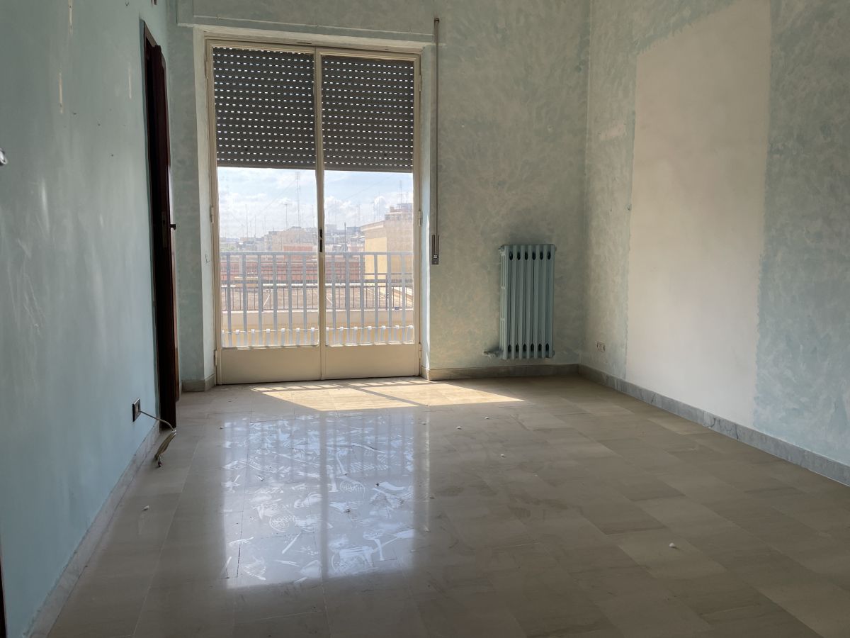 Appartamento di  5 vani /137 mq  a Bari - Libertà  (zona Via Crispi)