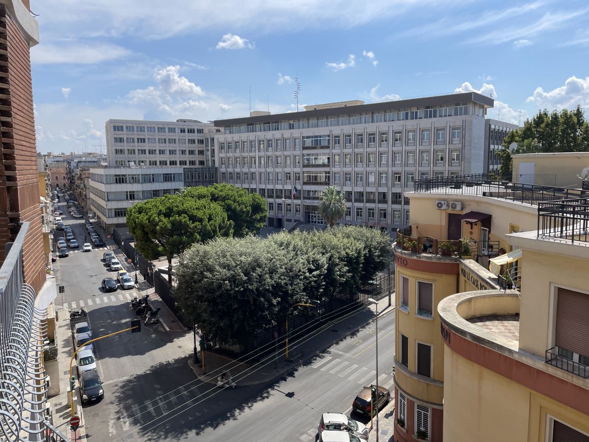 Appartamento di  5 vani /137 mq  a Bari - Libertà  (zona Via Crispi)