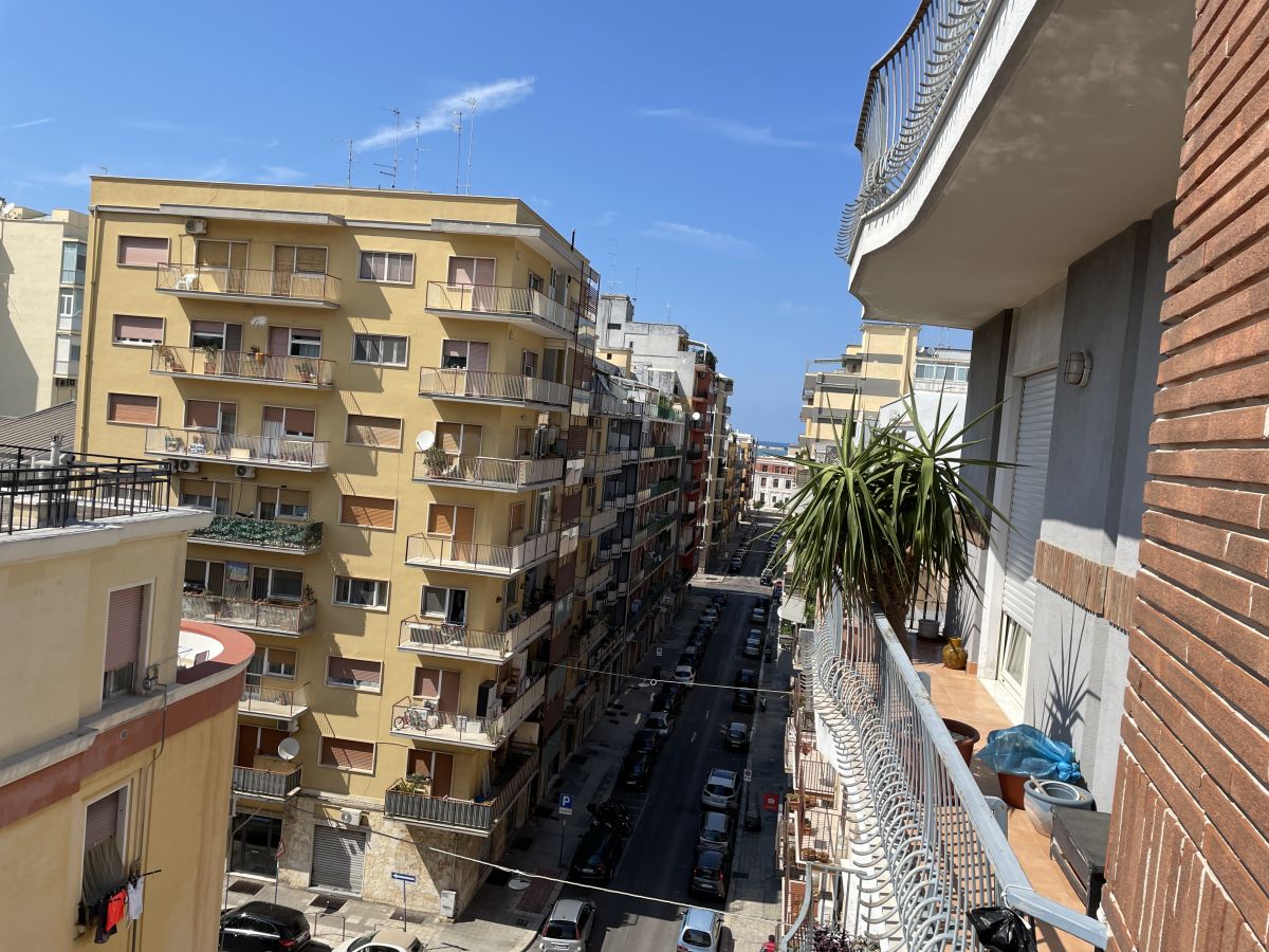 Appartamento di  5 vani /137 mq  a Bari - Libertà  (zona Via Crispi)