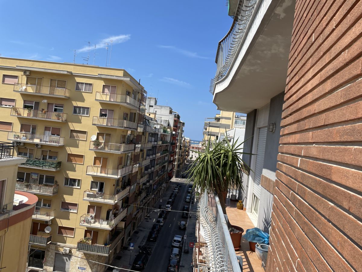 Appartamento di  5 vani /137 mq  a Bari - Libertà  (zona Via Crispi)