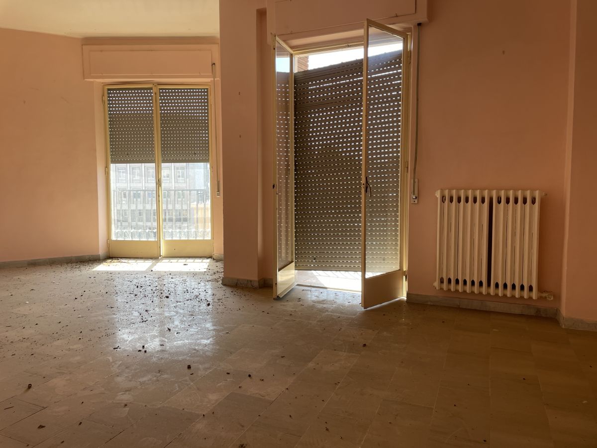 Appartamento di  5 vani /137 mq  a Bari - Libertà  (zona Via Crispi)