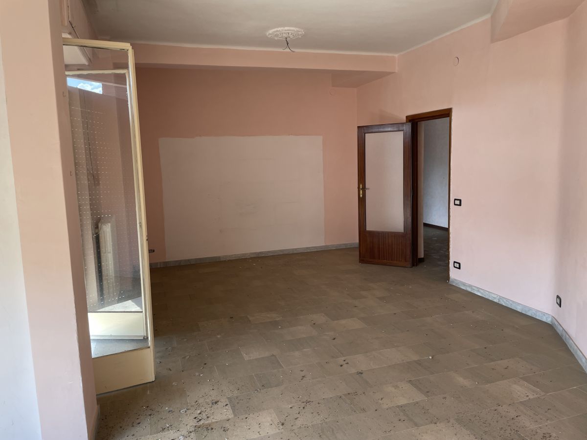 Appartamento di  5 vani /137 mq  a Bari - Libertà  (zona Via Crispi)